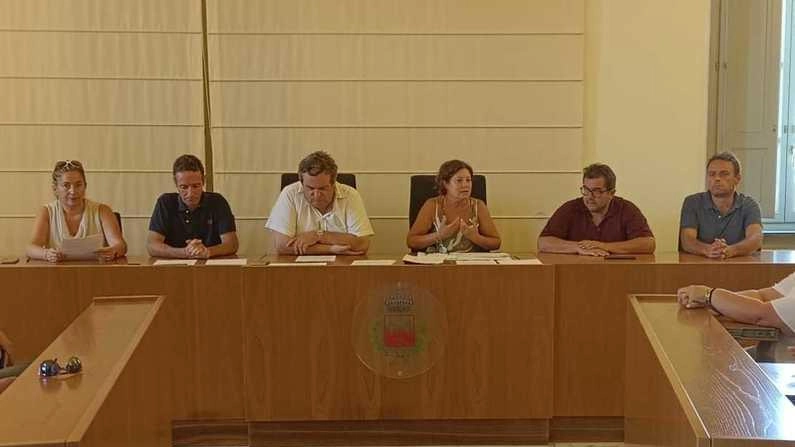 La giunta al completo si è schierata al fianco della sindaca nel dare l’annuncio La giunta al completo si è schierata al fianco della sindaca nel dare l’annuncio