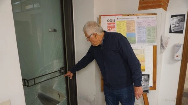 Uno dei recenti colpi alla Cgil di Montevarchi Uno dei recenti colpi alla Cgil di Montevarchi