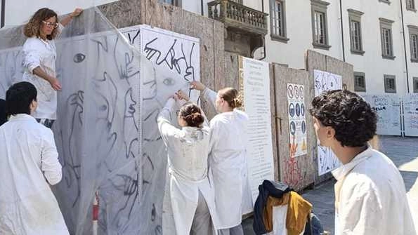 Iniziativa di Normale e liceo: abbelliranno le recinzioni del cantiere di Palazzo della Canonica . Iniziativa di Normale e liceo: abbelliranno le recinzioni del cantiere di Palazzo della Canonica .