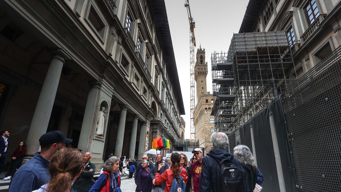 Addio alla gru degli Uffizi. L’orgoglio dei ’mecenati’: “Gesto d’amore per la città” Addio alla gru degli Uffizi. L’orgoglio dei ’mecenati’: “Gesto d’amore per la città”