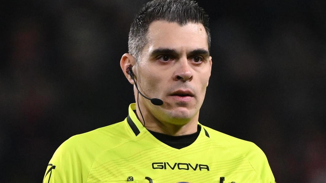 Pochi giorni fa lo abbiamo visto dirigere (bene) il derby Milan-Inter di Supercoppa Italiana: il derby Carrarese-Spezia è stato affidato... Pochi giorni fa lo abbiamo visto dirigere (bene) il derby Milan-Inter di Supercoppa Italiana: il derby Carrarese-Spezia è stato affidato...