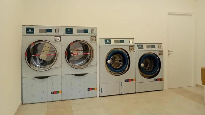 Una lavanderia automatica (Foto archivio Ansa)