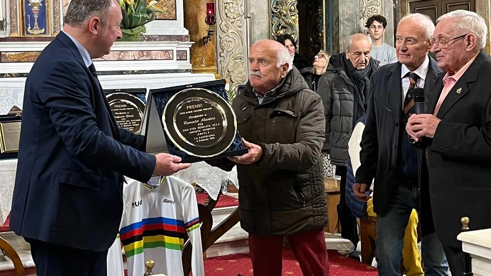 Il presidente del C.R.T. Menichetti premia Renato Masini Il presidente del C.R.T. Menichetti premia Renato Masini
