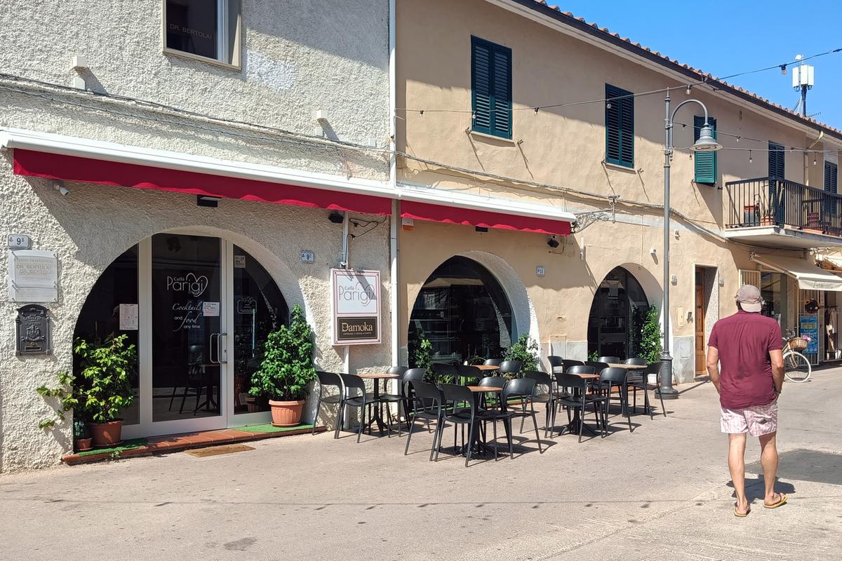 Violenza nel bar in centro. Vogliono una bottiglia, la barista dice no: picchiata da 5 uomini
