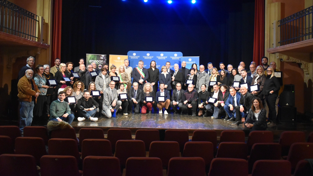 La foto finale di GenerazionImpresa con aziende premiate e autorità La foto finale di GenerazionImpresa con aziende premiate e autorità