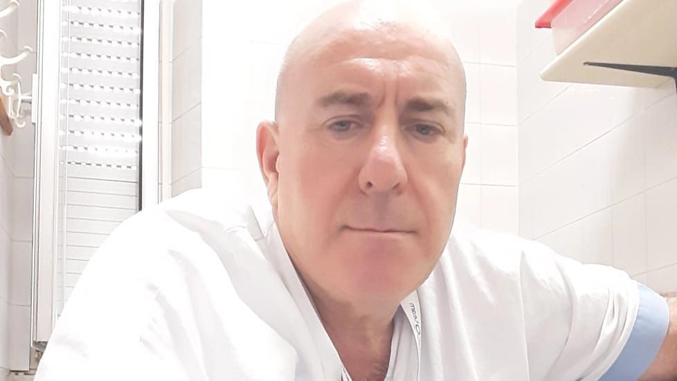 L’infermiere dell’Asl Toscana centro, Salvatore Castagna, lavora al Santa Verdiana di Castelfiorentino ed è a un passo dalla pensione L’infermiere dell’Asl Toscana centro, Salvatore Castagna, lavora al Santa Verdiana di Castelfiorentino ed è a un passo dalla pensione
