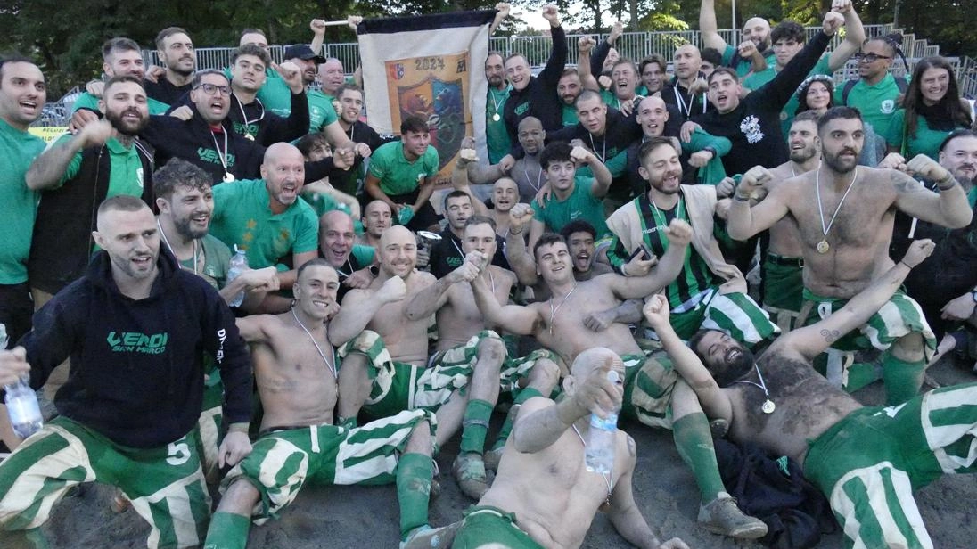 I Verdi festeggiano la vittoria di quest’edizione della Palla Grossa (Attalmi) I Verdi festeggiano la vittoria di quest’edizione della Palla Grossa (Attalmi)