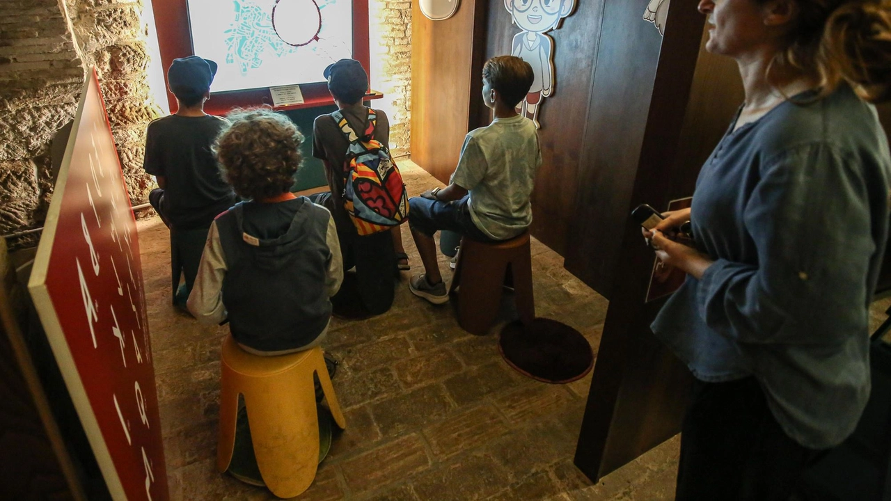 I bambini accolti nel kids corner davanti al nuovo cartone animato I bambini accolti nel kids corner davanti al nuovo cartone animato