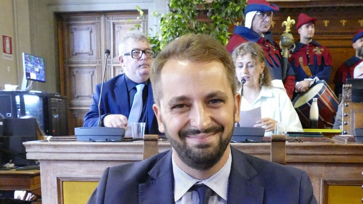 Iniziata la pulizia dei lampioni artistici nel centro di Prato per migliorare il decoro urbano e valorizzare l'immagine della città. Un intervento di cura e attenzione al dettaglio che punta a rendere più luminose le lanterne storiche. Iniziata la pulizia dei lampioni artistici nel centro di Prato per migliorare il decoro urbano e valorizzare l'immagine della città. Un intervento di cura e attenzione al dettaglio che punta a rendere più luminose le lanterne storiche.