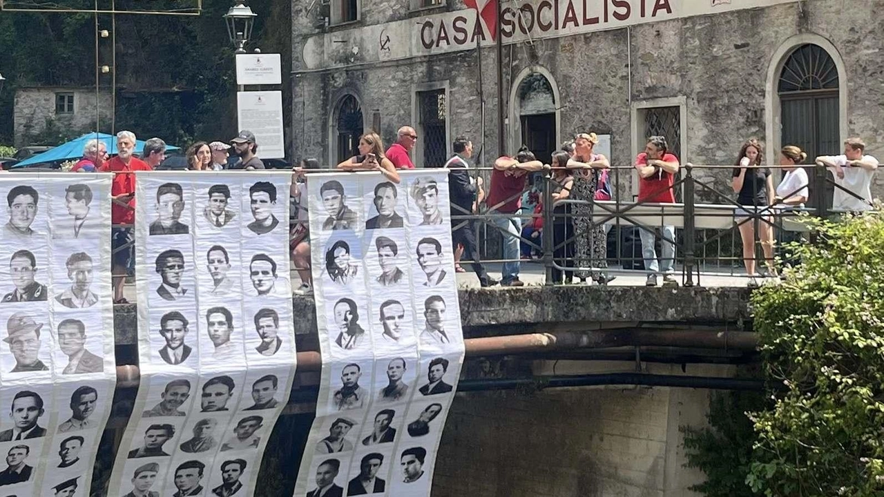 L’omaggio alle. 68 vittime della strage con le loro foto sul ponte ’Amabile Alberti’ L’omaggio alle. 68 vittime della strage con le loro foto sul ponte ’Amabile Alberti’