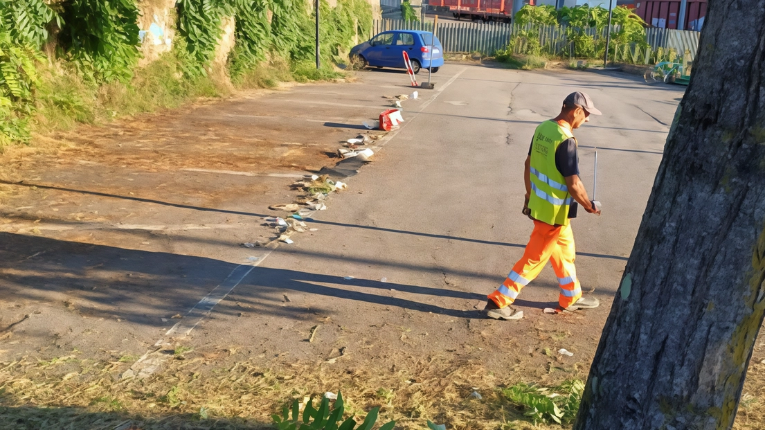 Gli operatori al lavoro durante gli interventi di pulizia straordinaria di agosto Sfalcio dell’erba e spazzamento per restituire decoro ai parcheggi cittadini