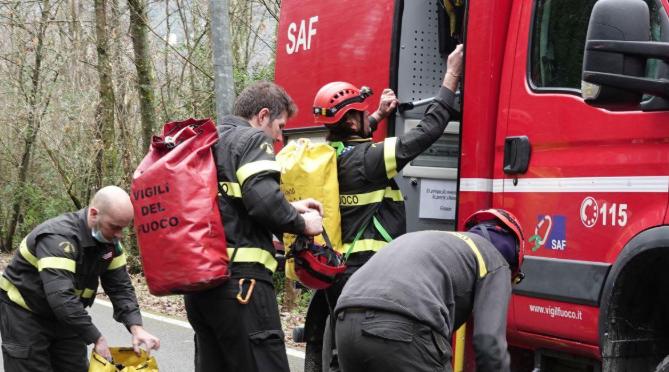Cadavere trovato in un pozzo dell’irrigazione: intervento dei vigili del fuoco Cadavere trovato in un pozzo dell’irrigazione: intervento dei vigili del fuoco