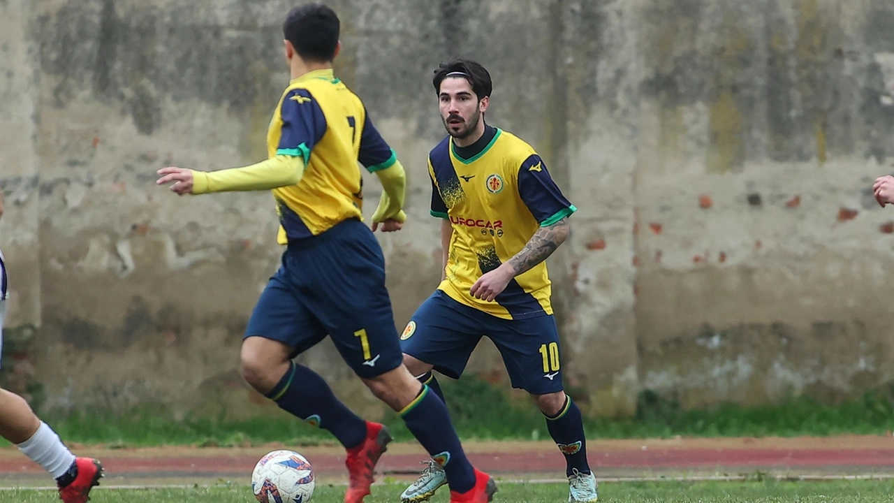 Mattia Giani, 26 anni, con la maglia del Castelfiorentino. Il ragazzo è stato colpito da un malore in campo il 14 aprile scorso