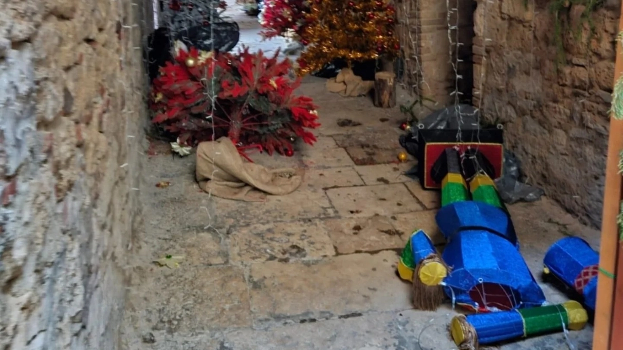 Il villaggio di Babbo Natale a Massa Marittima vandalizzato. Foto di alberi e statue buttati a terra e danneggiati postati sulla pagina Facebook La casina di Babbo Natale Il villaggio di Babbo Natale a Massa Marittima vandalizzato. Foto di alberi e statue buttati a terra e danneggiati postati sulla pagina Facebook La casina di Babbo Natale