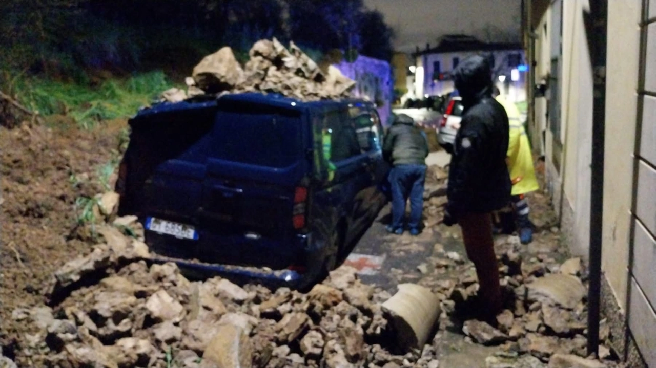 Il furgone schiacciato dal peso dei massi che sono franati in strada