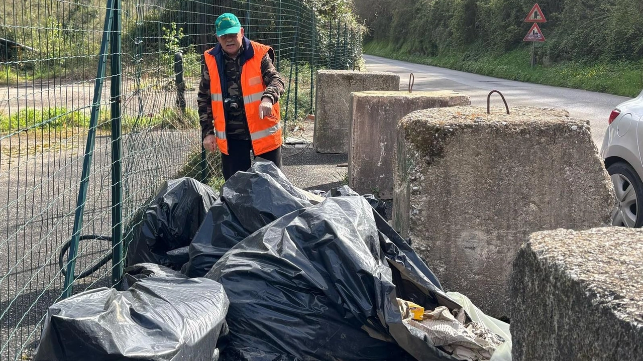 I volontari di Apuania Frigido aps ogni anno stimano di raccogliere dalle 2 alle 3 tonnellate di plastica I volontari di Apuania Frigido aps ogni anno stimano di raccogliere dalle 2 alle 3 tonnellate di plastica