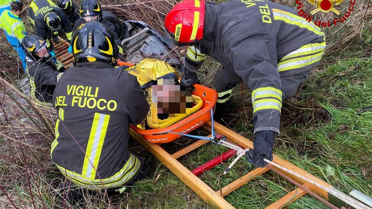 I vigili del fuoco mentre recuperano una delle persone rimaste ferite nell’auto fuori strada sulla provinciale 26 a Capannoli I vigili del fuoco mentre recuperano una delle persone rimaste ferite nell’auto fuori strada sulla provinciale 26 a Capannoli