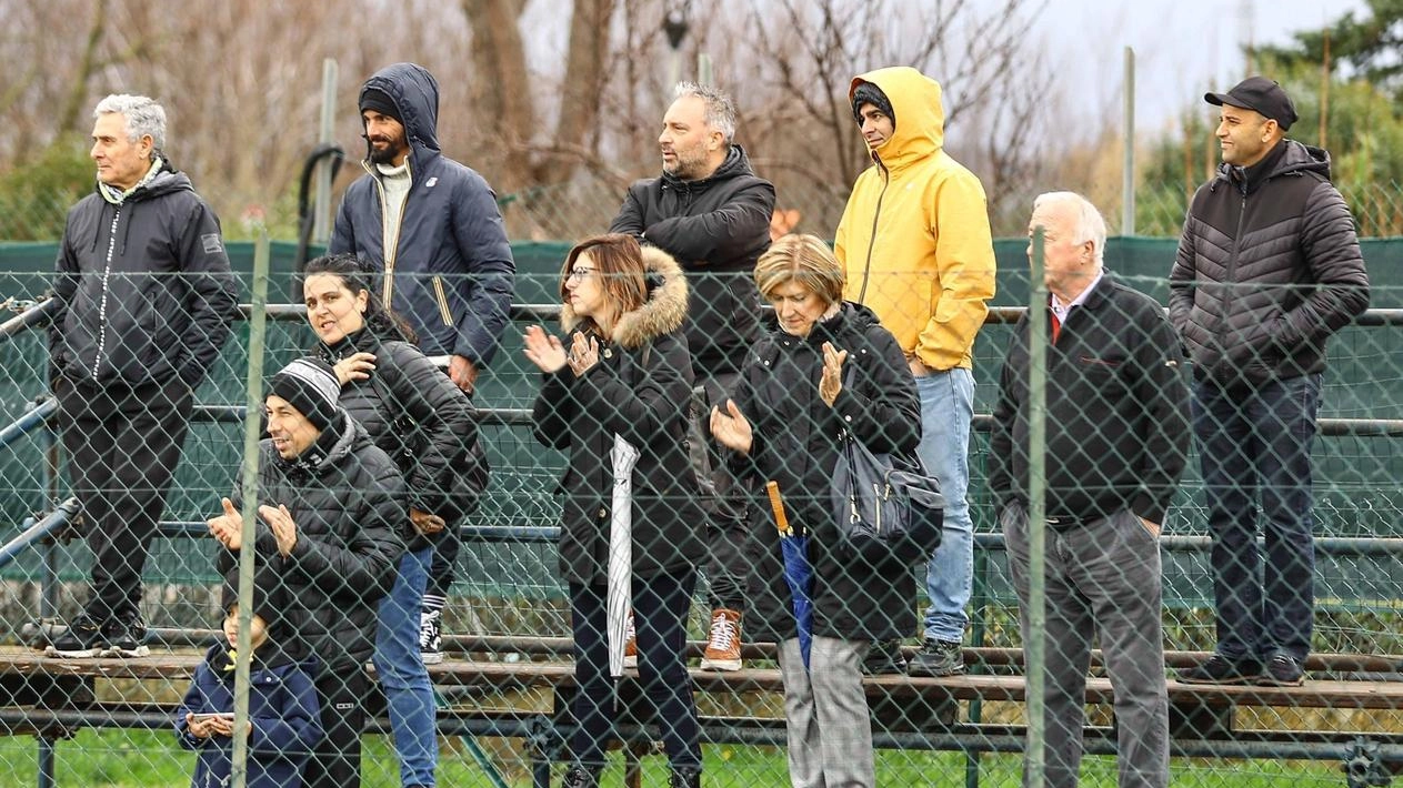 Gli spettatori di una “partita applaudita“ che si è giocata nei giorni scorsi Gli spettatori di una “partita applaudita“ che si è giocata nei giorni scorsi