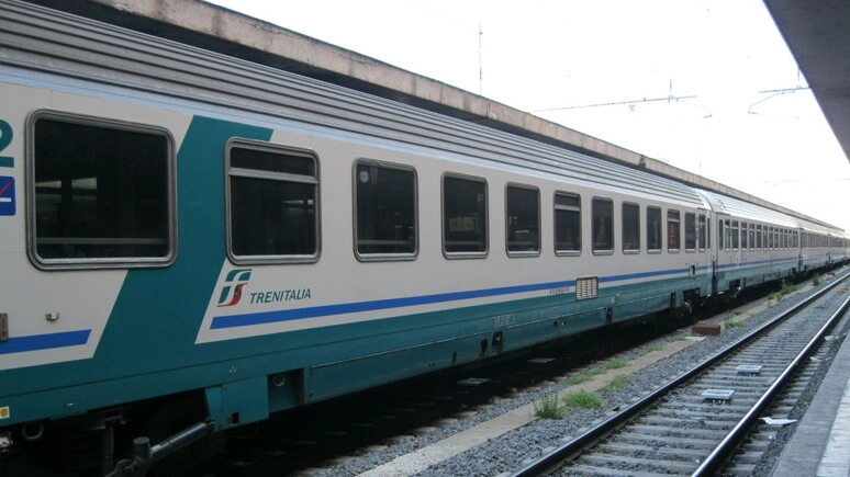 Un treno in una foto d'archivio Un treno in una foto d'archivio