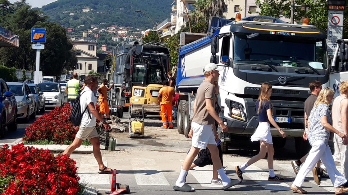 Un risveglio in... colonna. L’intoppo nell’asfaltatura ha paralizzato viale Italia Un risveglio in... colonna. L’intoppo nell’asfaltatura ha paralizzato viale Italia