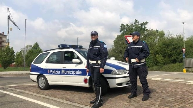 La polizia locale ferma un quarantenne di Vezzano Ligure che ha provato a sfuggire al controllo: per lui anche 10mila euro di multa
