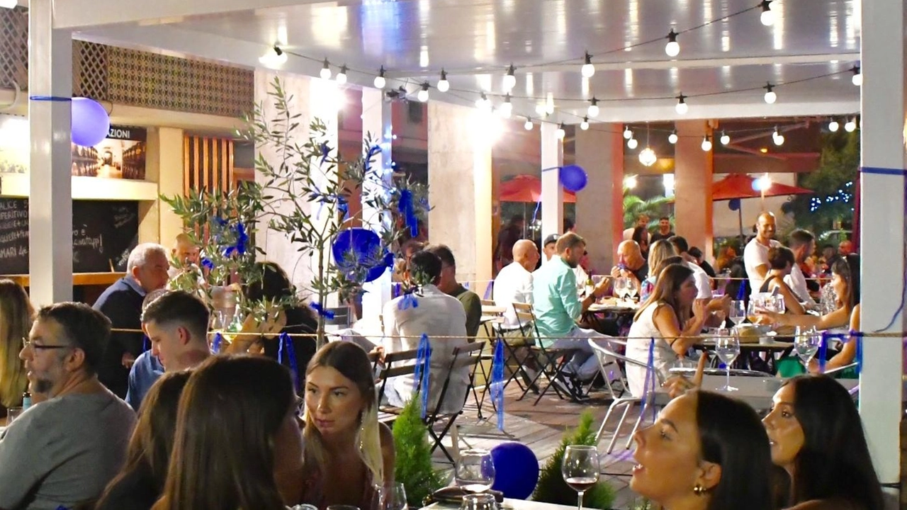 Domani a Marina di Carrara si terrà la 'Notte Blu', evento organizzato dal Comune e dai commercianti con musica, performance, mercatini e attività per bambini. Saranno presenti artisti locali e spettacoli itineranti, con l'obiettivo di divertire e sensibilizzare sulla tutela dell'ambiente marino. Per garantire la sicurezza, saranno istituiti divieti di transito e sosta in alcune zone. Domani a Marina di Carrara si terrà la 'Notte Blu', evento organizzato dal Comune e dai commercianti con musica, performance, mercatini e attività per bambini. Saranno presenti artisti locali e spettacoli itineranti, con l'obiettivo di divertire e sensibilizzare sulla tutela dell'ambiente marino. Per garantire la sicurezza, saranno istituiti divieti di transito e sosta in alcune zone.