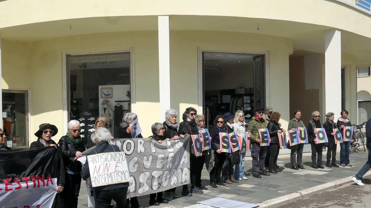 Il presidio delle «Donne in nero», movimento nato a Gerusalemme nel 1988 Il presidio delle «Donne in nero», movimento nato a Gerusalemme nel 1988