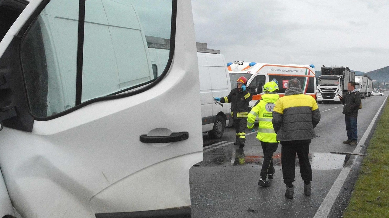 Un’altra immagine dello scontro avvenuto ieri mattina sul raccordo autostradale Un’altra immagine dello scontro avvenuto ieri mattina sul raccordo autostradale