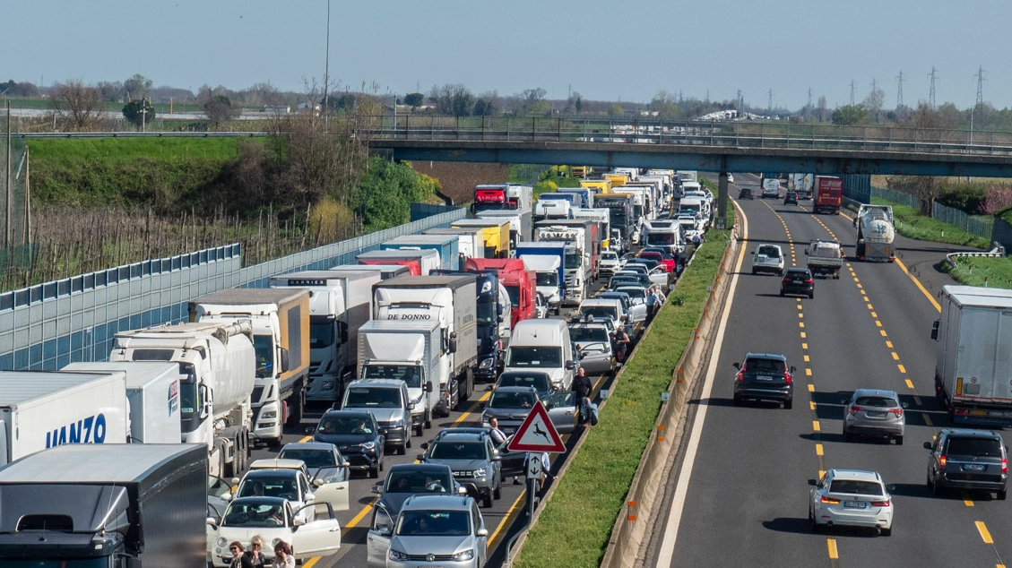 incidente, autostrada, coda, camion ribaltato, a14, chilometro 70 nord, polizia autostradale, mezzi soccorso, code foto Tedioli incidente, autostrada, coda, camion ribaltato, a14, chilometro 70 nord, polizia autostradale, mezzi soccorso, code foto Tedioli