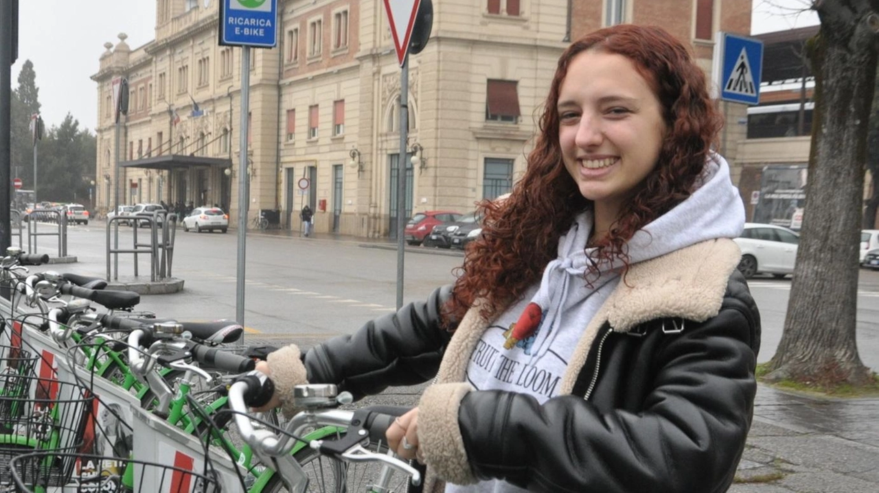 Un’utente prima di usufruire del servizio di bike sharing (foto d’archivio) le biciclette in condivisione sono disponibili anche a Sovigliana Un’utente prima di usufruire del servizio di bike sharing (foto d’archivio) le biciclette in condivisione sono disponibili anche a Sovigliana
