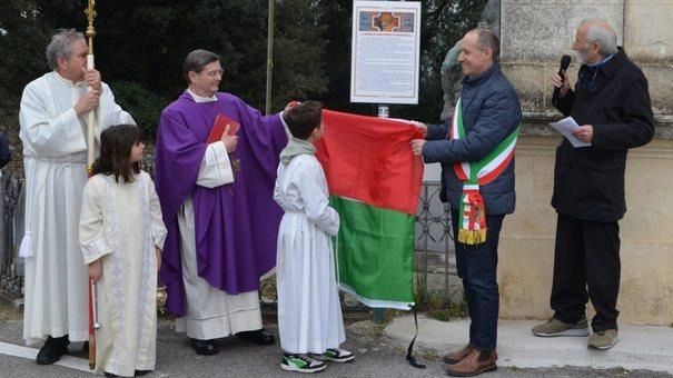 Un momento della cerimonia tenutasi domenica scorsa a Monte San Quirico (foto Alcide) Un momento della cerimonia tenutasi domenica scorsa a Monte San Quirico (foto Alcide)