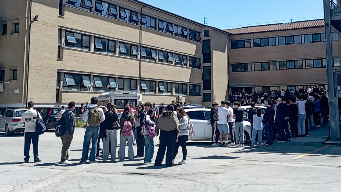 usato spray al peperoncino due studenti in ospedale evacuato il campus da vinci da Lanazione.it usato spray al peperoncino due studenti in ospedale evacuato il campus da vinci
