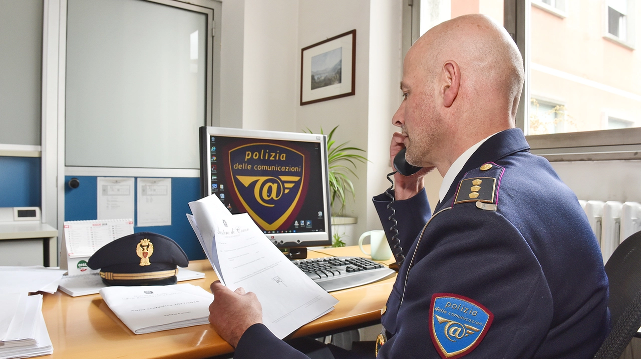 Raggirato da falsi poliziotti che hanno inscenato al telefono un’operazione urgente da fare sul suo conto alle Poste Raggirato da falsi poliziotti che hanno inscenato al telefono un’operazione urgente da fare sul suo conto alle Poste