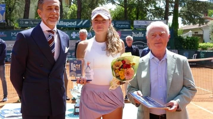 Ziga Sesko e Mariella Thamm vincono le finali del torneo internazionale under 18 Città di Prato, confermando il loro talento. Ziga Sesko e Mariella Thamm vincono le finali del torneo internazionale under 18 Città di Prato, confermando il loro talento.