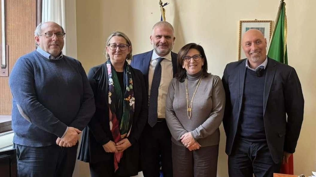 Il sottosegretario del ministero dell’Agricoltura Luigi D’Eramo assieme ai sindaci Simone Sivori e Federica Pecunia, Daniela Menini e Alessandro Ferrante Il sottosegretario del ministero dell’Agricoltura Luigi D’Eramo assieme ai sindaci Simone Sivori e Federica Pecunia, Daniela Menini e Alessandro Ferrante