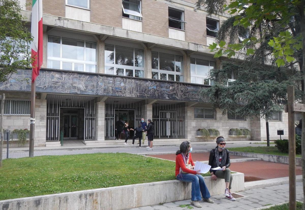 I civici "guardano avanti": "Chi si volta indietro è solo"