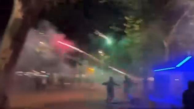 Betis Fiorentina, scontri nella notte. I tifosi si affrontano a colpi di sedie e fuochi d’artificio Betis Fiorentina, scontri nella notte. I tifosi si affrontano a colpi di sedie e fuochi d’artificio