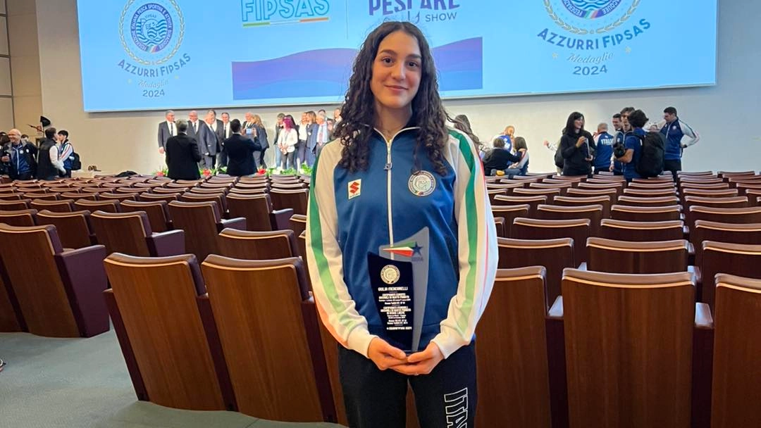 Giulia Mencarelli con il trofeo ricevuto a Rimini Giulia Mencarelli con il trofeo ricevuto a Rimini