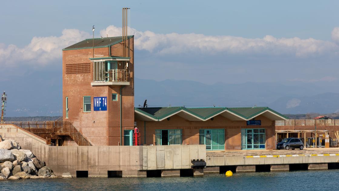 porto di marina di pisa ecco la nave coi massi e i primi 200mila euro per il ripascimento