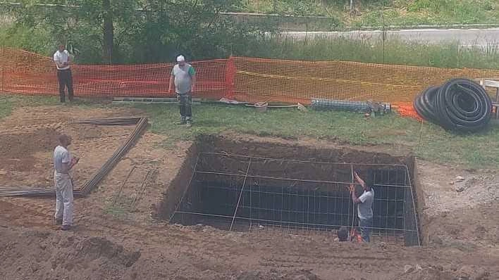 Il cantiere della ditta che installerà l’antenna per conto di Iliad è partito una decina di giorni fa sul lato Viareggio del raccordo tra via Torraccia e Aurelia Il cantiere della ditta che installerà l’antenna per conto di Iliad è partito una decina di giorni fa sul lato Viareggio del raccordo tra via Torraccia e Aurelia