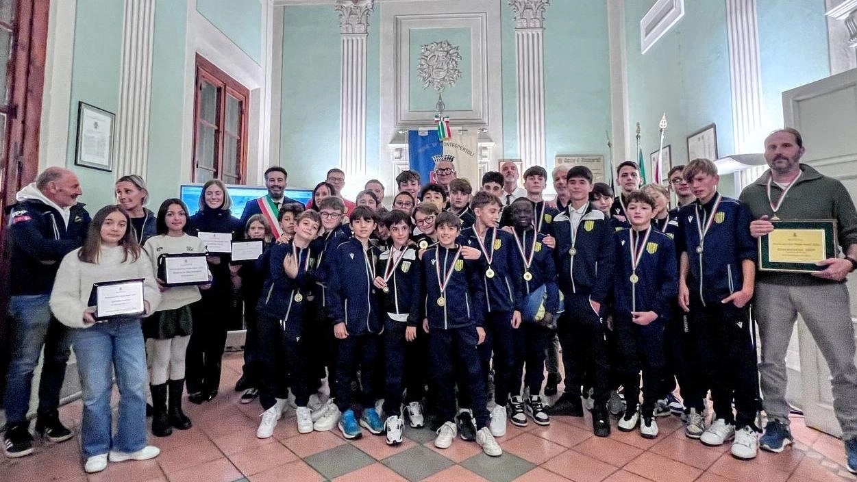 Foto di gruppo per gli atleti e le società di Montespertoli premiati dall’amministrazione comunale Foto di gruppo per gli atleti e le società di Montespertoli premiati dall’amministrazione comunale
