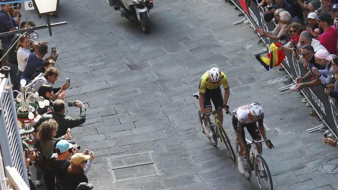 Spettacolo e fatica sugli sterrati. Tappa emozionante in terra di Siena. Vince Van Aert, Del Toro in rosa Spettacolo e fatica sugli sterrati. Tappa emozionante in terra di Siena. Vince Van Aert, Del Toro in rosa