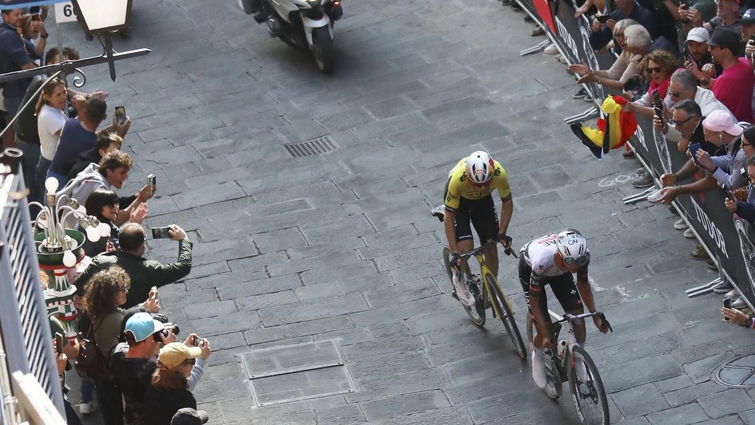 Il duello decisivo: Del Toro prova in via Santa Caterina, ma poi Van Aert prende la testa Il duello decisivo: Del Toro prova in via Santa Caterina, ma poi Van Aert prende la testa