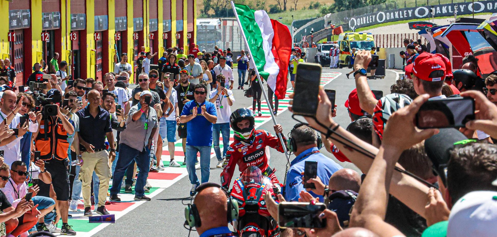 https://www.lanazione.it/image-service/view/acePublic/alias/contentid/N2FlMzk4YzUtZDBiYy00/0/in-attesa-della-motogp-corrono-i-prezzi-affitti-alle-stelle-e-stanze-introvabili-una-camera-costa-sei-volte-di-piu.jpeg