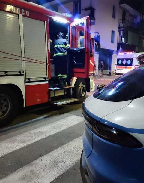 https://www.lanazione.it/image-service/view/acePublic/alias/contentid/N2FlNDE4ZGItMWU5NC00/0/paura-per-una-donna-scavalca-balcone-per-fuggire-dalle-botte.jpeg?f=1.91:1&w=1200