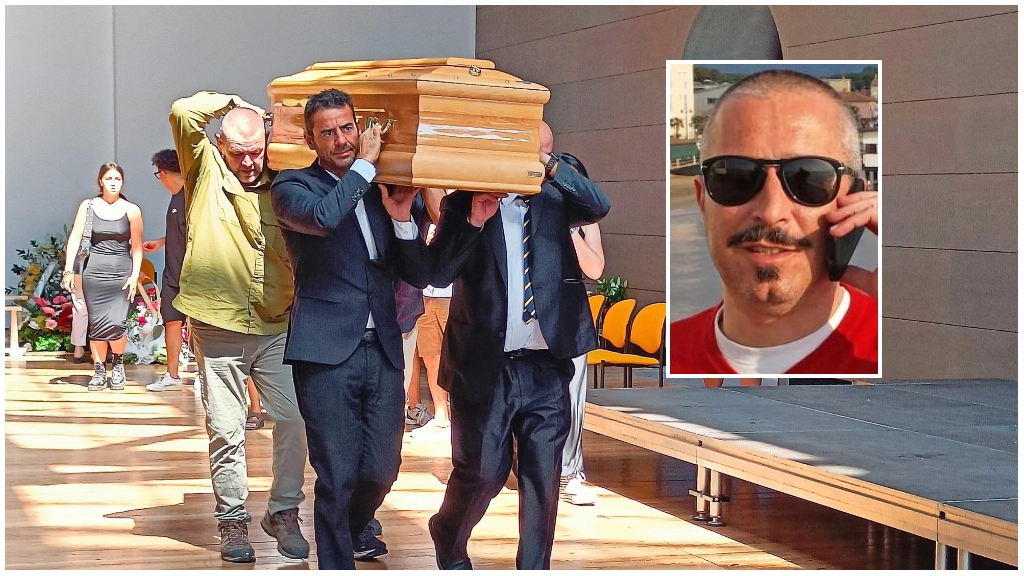 La salma nella camera ardente a Follonica. Poi il viaggio verso Grosseto per la cremazione (Foto Agostini). Nel riquadro Silvio Passini La salma nella camera ardente a Follonica. Poi il viaggio verso Grosseto per la cremazione (Foto Agostini). Nel riquadro Silvio Passini