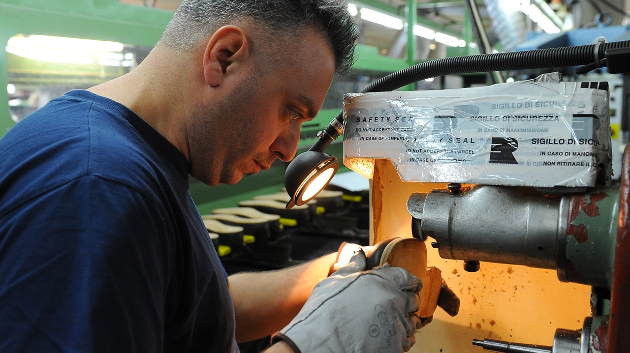 Un operaio al lavoro (foto di repertorio) Un operaio al lavoro (foto di repertorio)