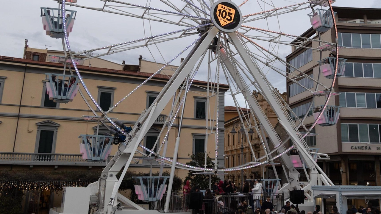 La festa organizzata nel. giorno dell’inaugurazione della ruota panoramica, installata a marzo in piazza Vittorio Emanuele (Foto Del Punta/ Valtriani) La festa organizzata nel. giorno dell’inaugurazione della ruota panoramica, installata a marzo in piazza Vittorio Emanuele (Foto Del Punta/ Valtriani)