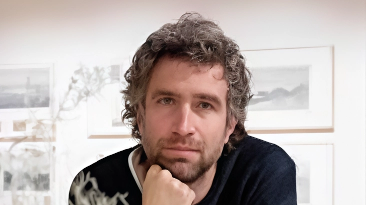 Roberto Ghezzi, artista classe 1978 di Cortona, opera ormai da venti anni su tematiche precise, dopo avere esordito come pittore... Roberto Ghezzi, artista classe 1978 di Cortona, opera ormai da venti anni su tematiche precise, dopo avere esordito come pittore...