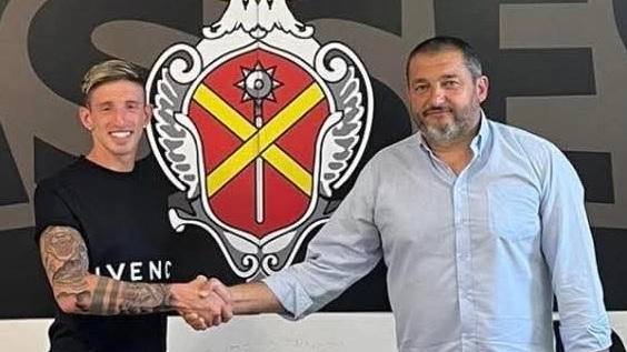 Matteo Mapelli e il ds Simone Lecchini hanno formalizzato l’intesa di proseguire il percorso con la maglia della Massese Matteo Mapelli e il ds Simone Lecchini hanno formalizzato l’intesa di proseguire il percorso con la maglia della Massese